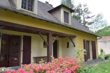 Vacation rental France, Dordogne, Saint-Estèphe holiday house The yellow house near the castle