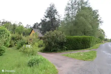 Vacation rental France, Dordogne, Saint-Estèphe holiday house The yellow house near the castle
