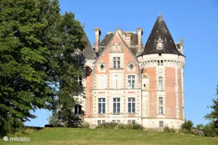 Vacation rental France, Dordogne, Saint-Estèphe holiday house The yellow house near the castle