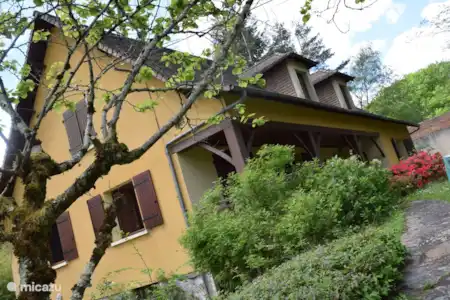 Vacation rental France, Dordogne, Saint-Estèphe holiday house The yellow house near the castle