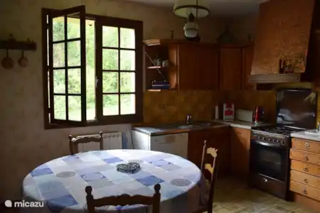 Vacation rental France, Dordogne, Saint-Estèphe holiday house The yellow house near the castle