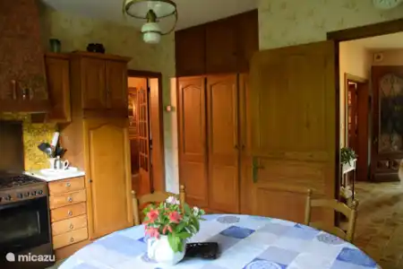 Vacation rental France, Dordogne, Saint-Estèphe holiday house The yellow house near the castle