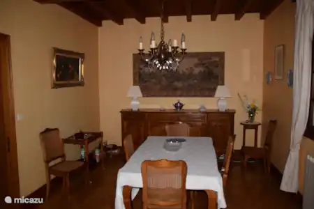 Vacation rental France, Dordogne, Saint-Estèphe holiday house The yellow house near the castle