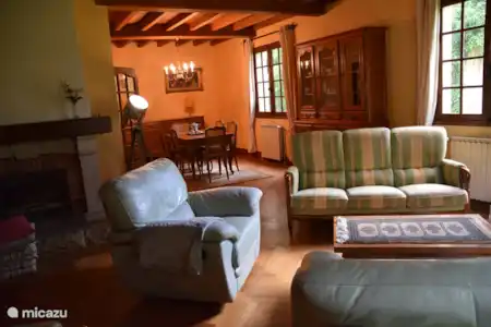 Vacation rental France, Dordogne, Saint-Estèphe holiday house The yellow house near the castle