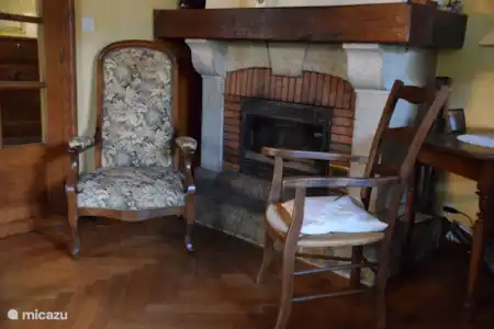 Vacation rental France, Dordogne, Saint-Estèphe holiday house The yellow house near the castle