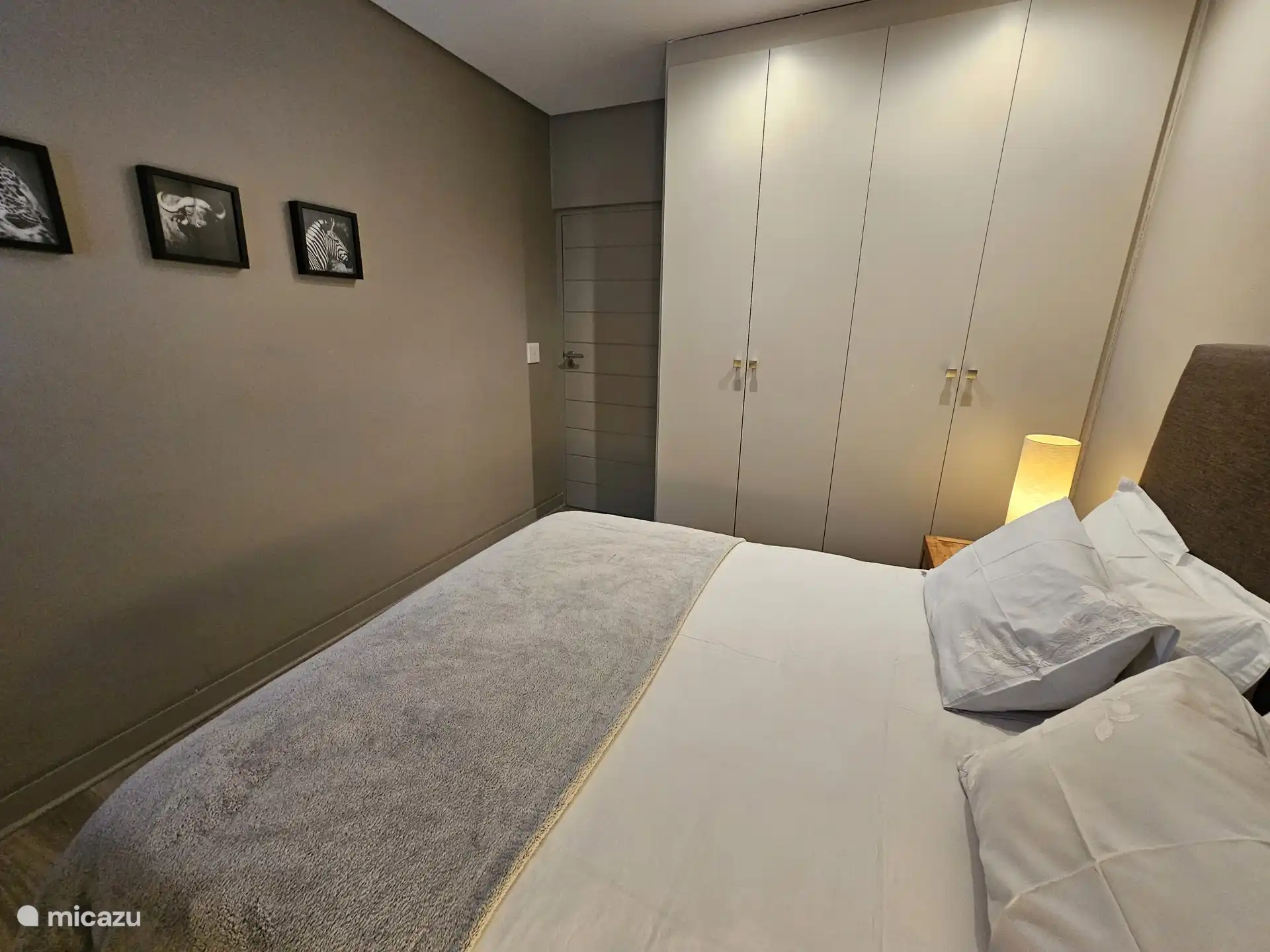 Tercer dormitorio con cama de matrimonio y espacio en el armario