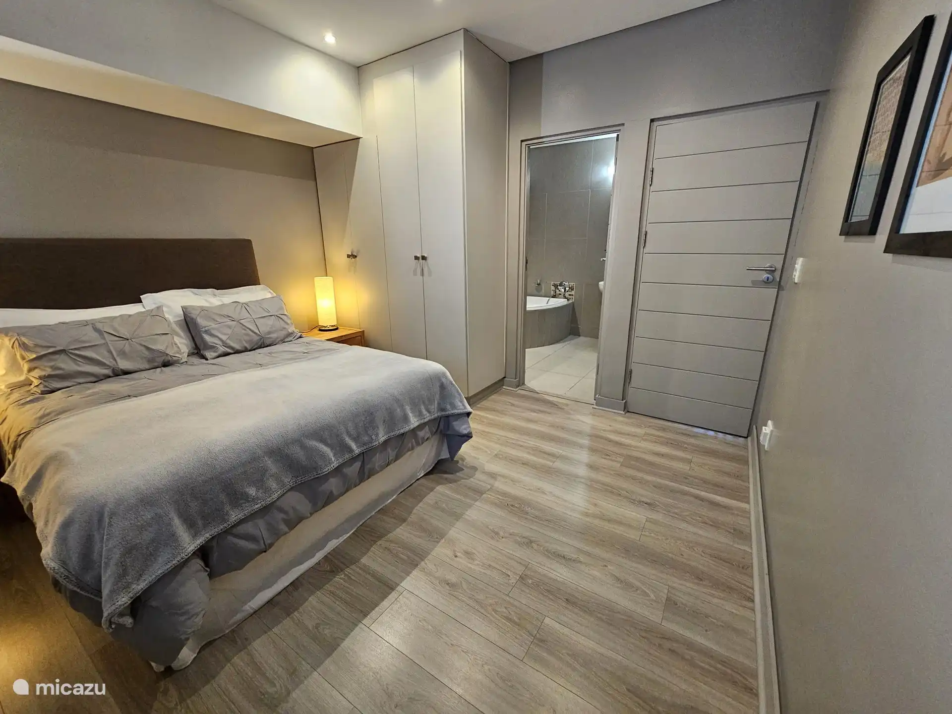 Segundo dormitorio con cama de matrimonio y baño privado