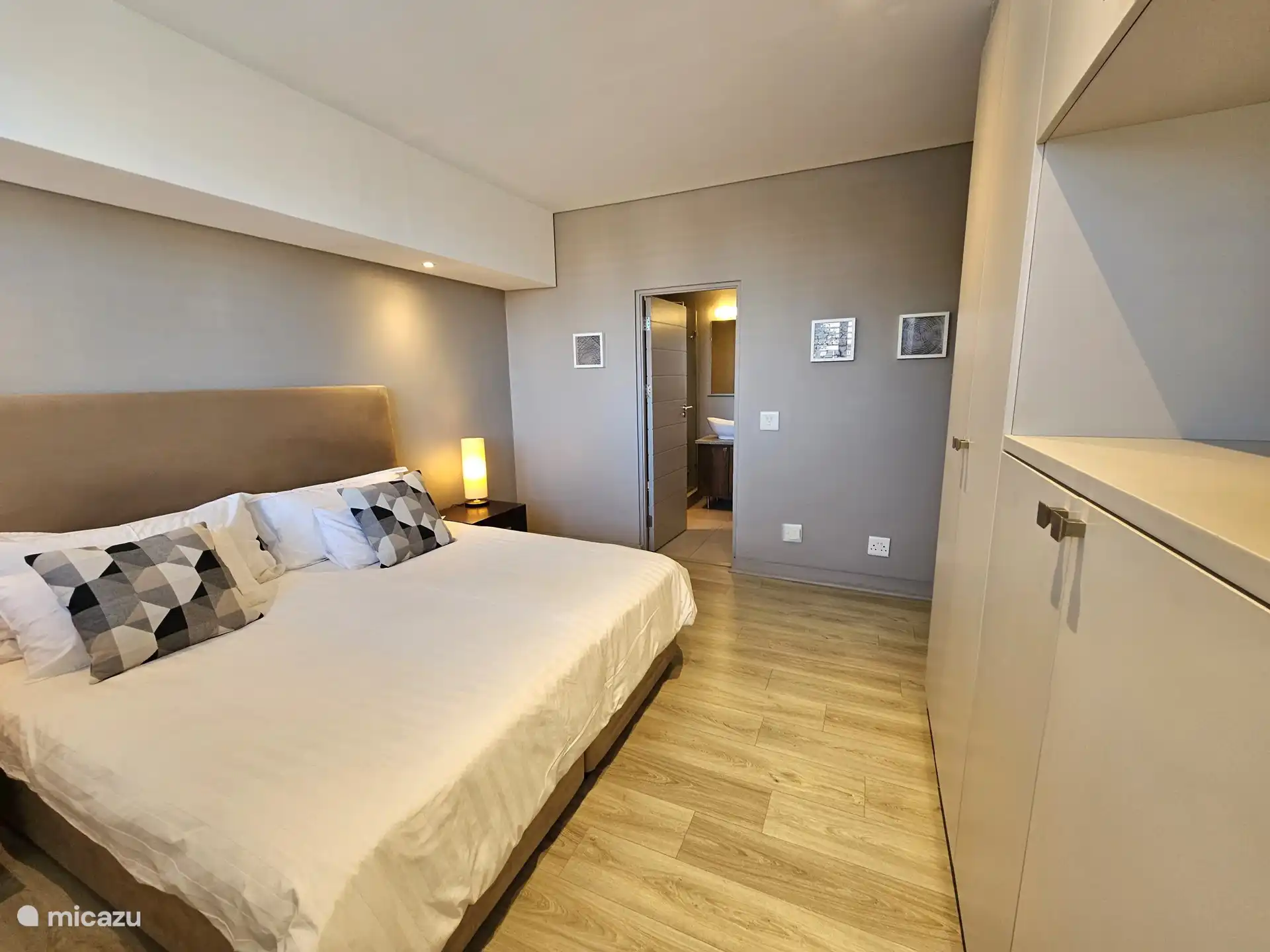Dormitorio principal (cama king size) con baño privado
