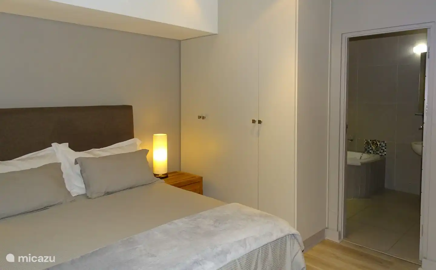 2. Schlafzimmer mit Queensize-Bett und angrenzendem Badezimmer.