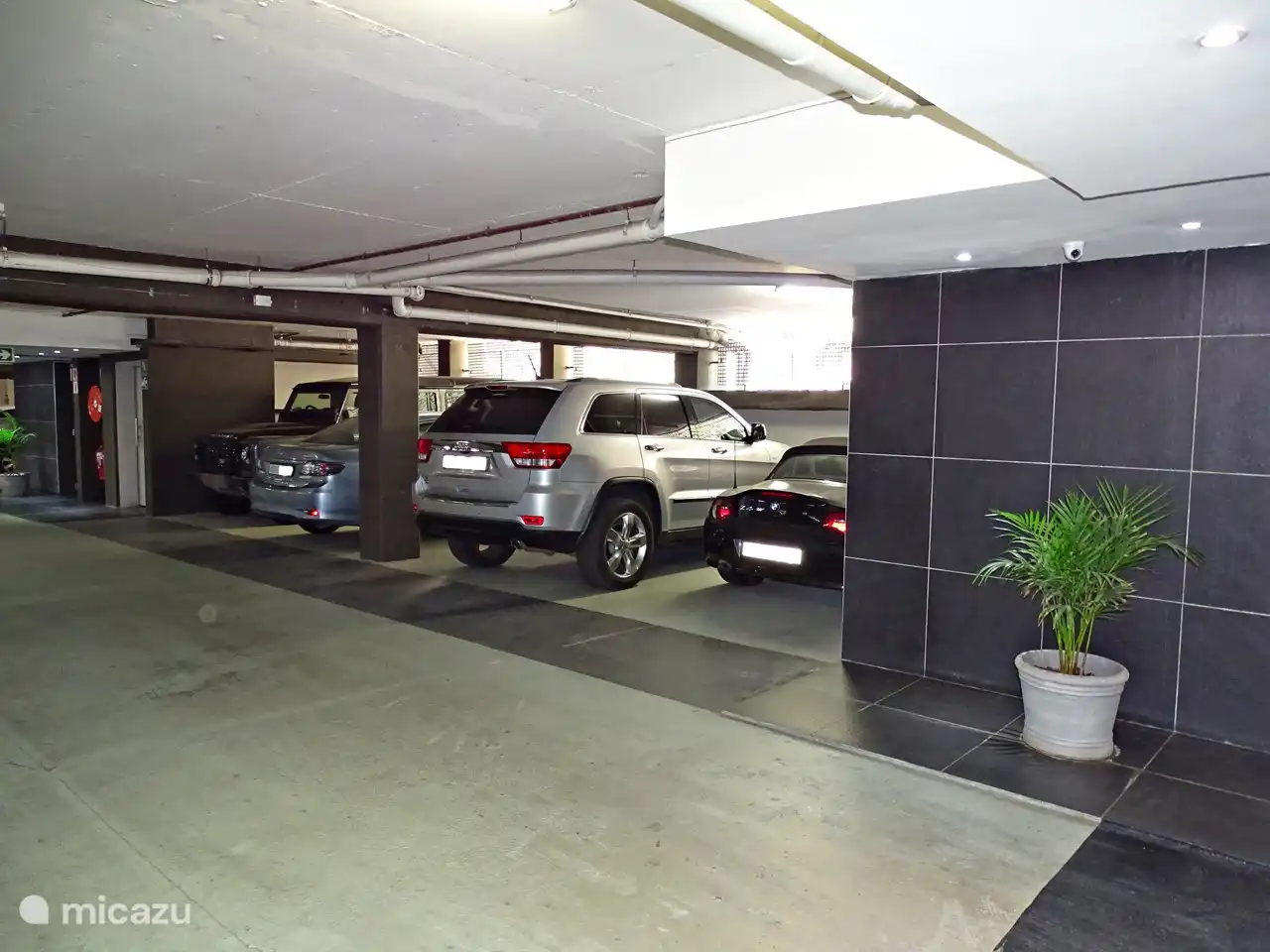 Parken Sie Ihr Auto sicher in der Tiefgarage mit direktem Zugang zum Penthouse über einen Aufzug.