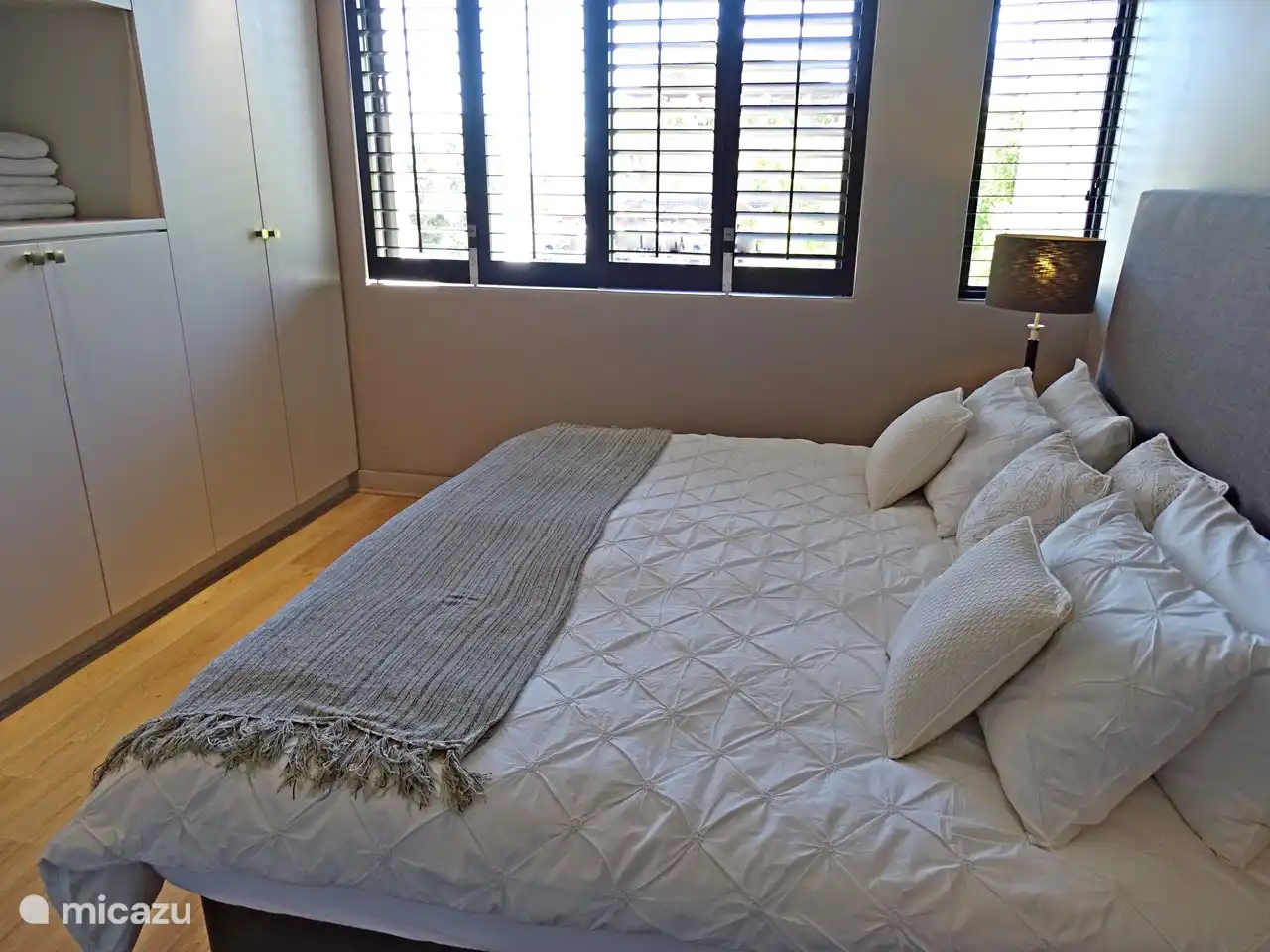 Hauptschlafzimmer mit Kingsize-Bett und angrenzendem Badezimmer