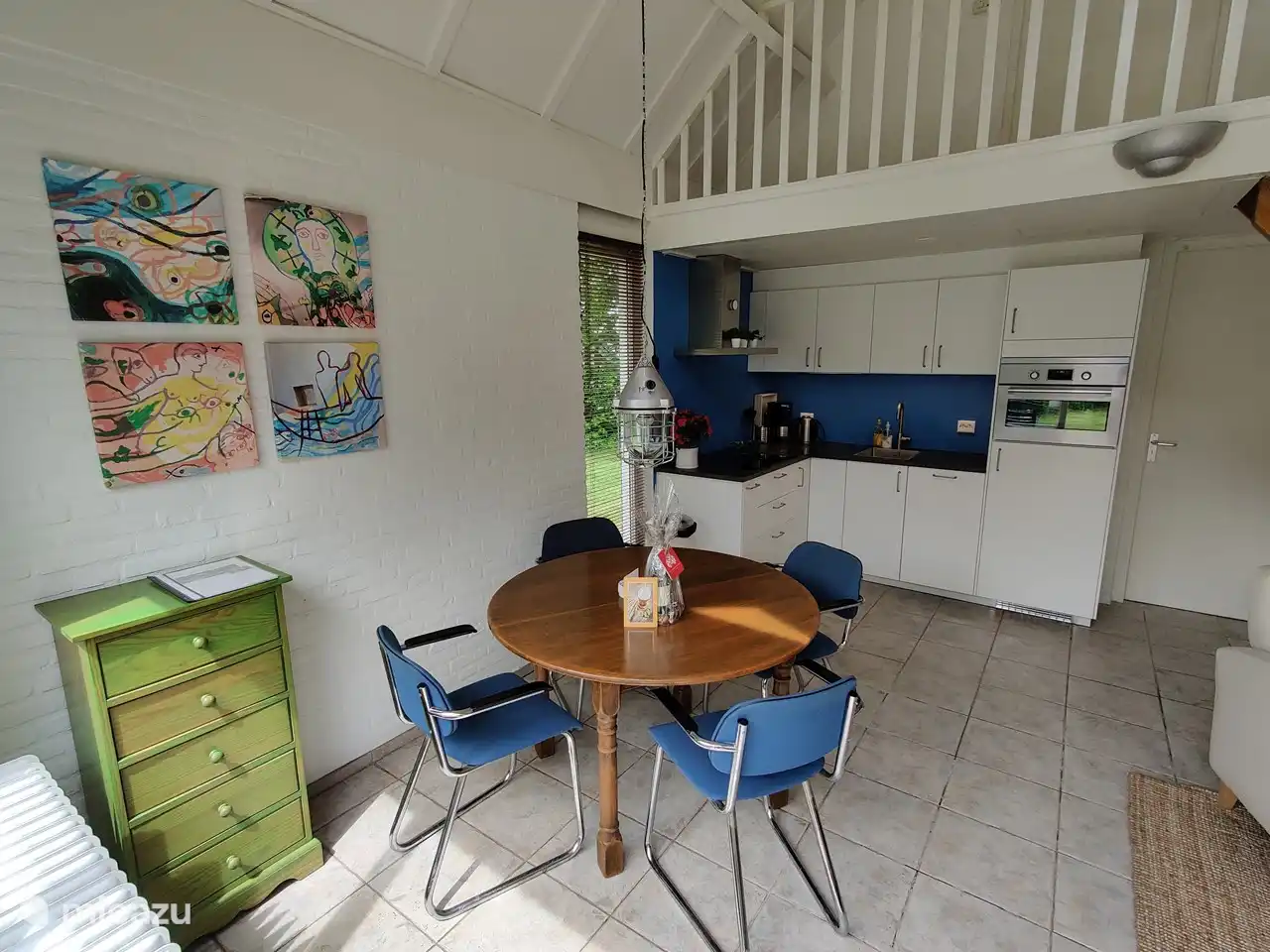 Bunte Kunst von Hans Truijen (Gemälde in Catherines Kapelle Lemiers)