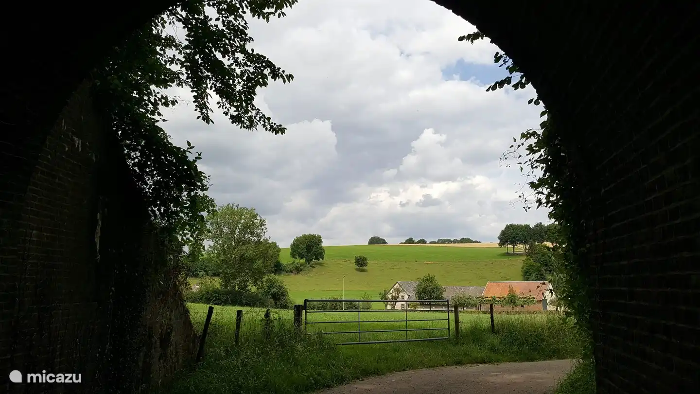 Blick durch den Eisenbahntunnel