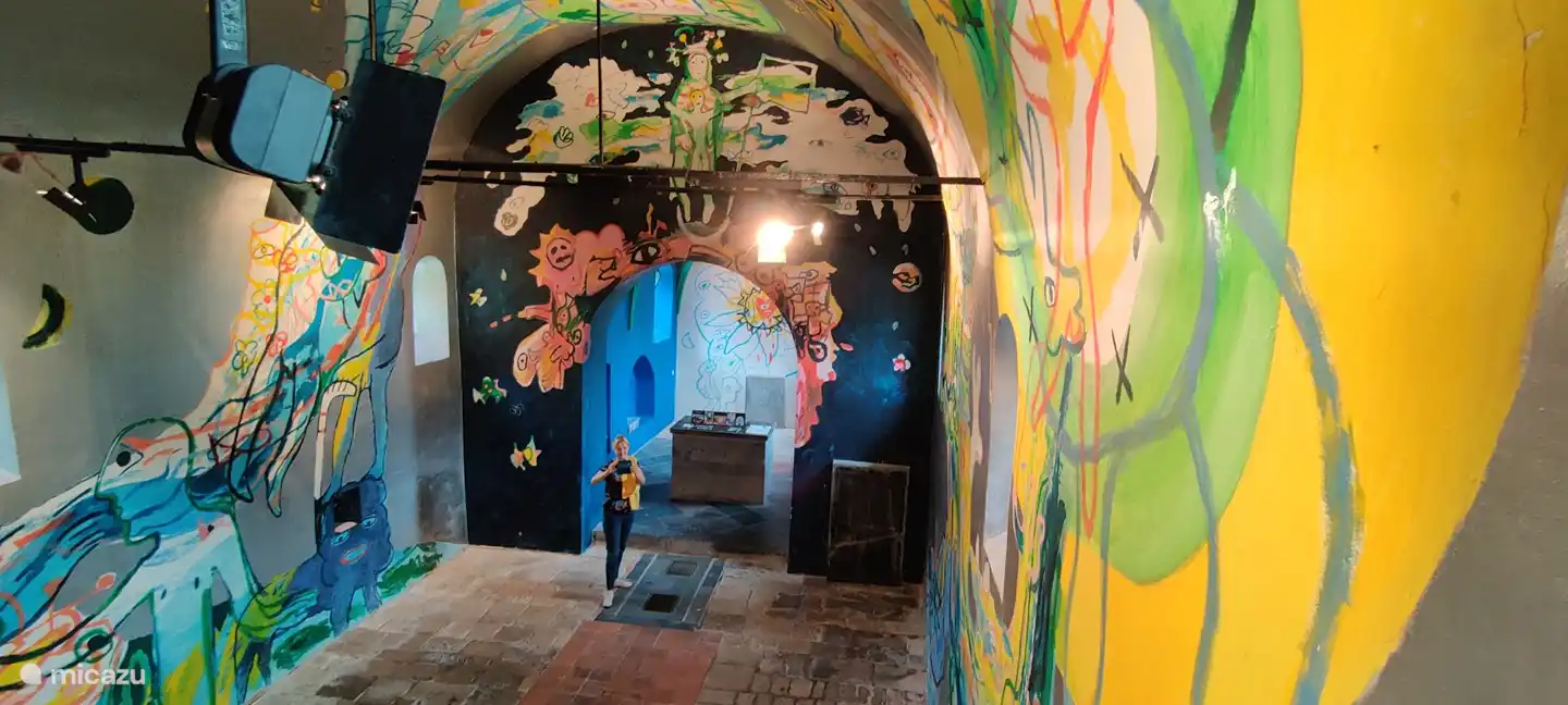 Catharina-Kapelle in Lemiers (bei Vaals), bemalt im Kobrastil von Hans Truijen. Fragmente dieses Kunstwerks hängen im Bungalow.