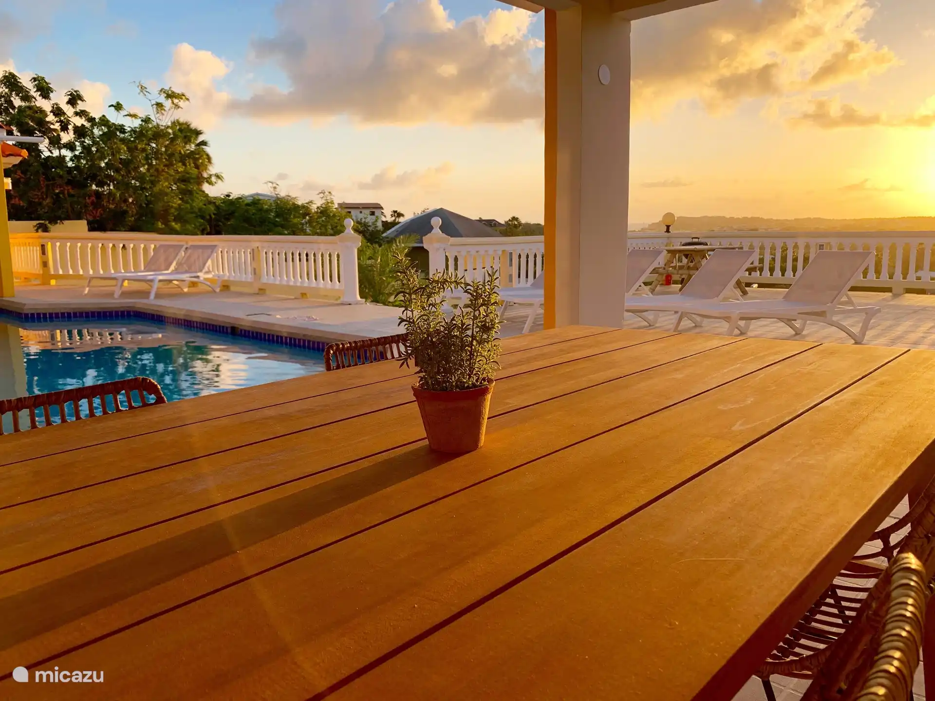 La terrasse commune avec BBQ et divers salons/coins salons.