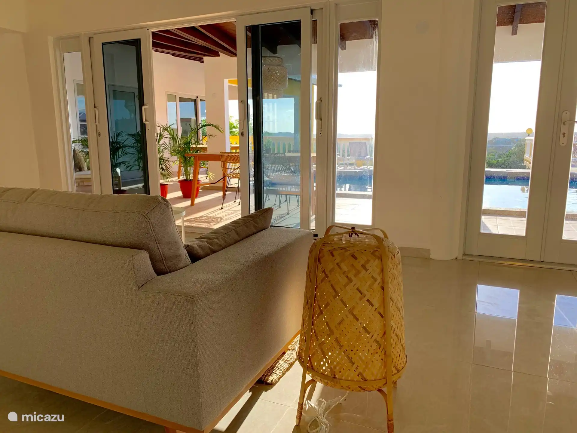 Le salon et la terrasse de l'appartement. 