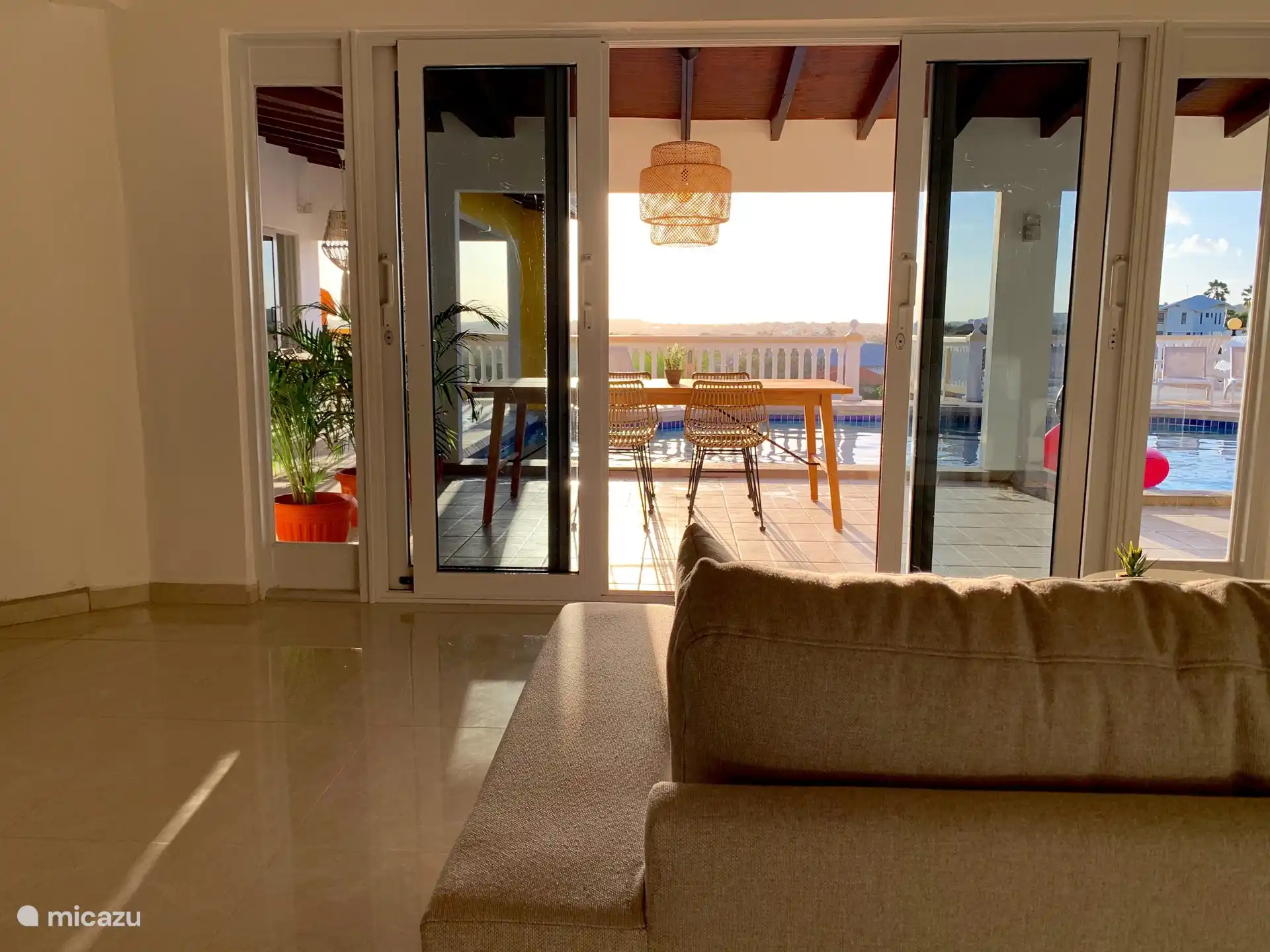 Le salon et la terrasse de l'appartement. 