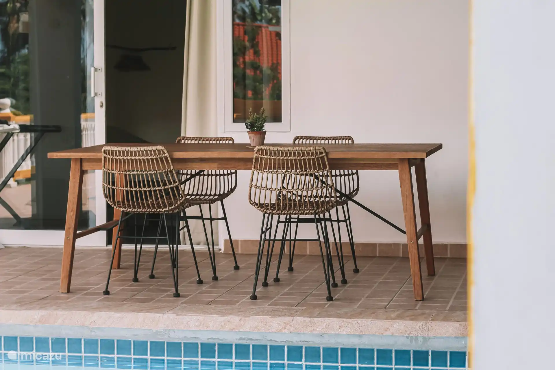 Die Außenterrasse der Wohnung mit Esstisch.