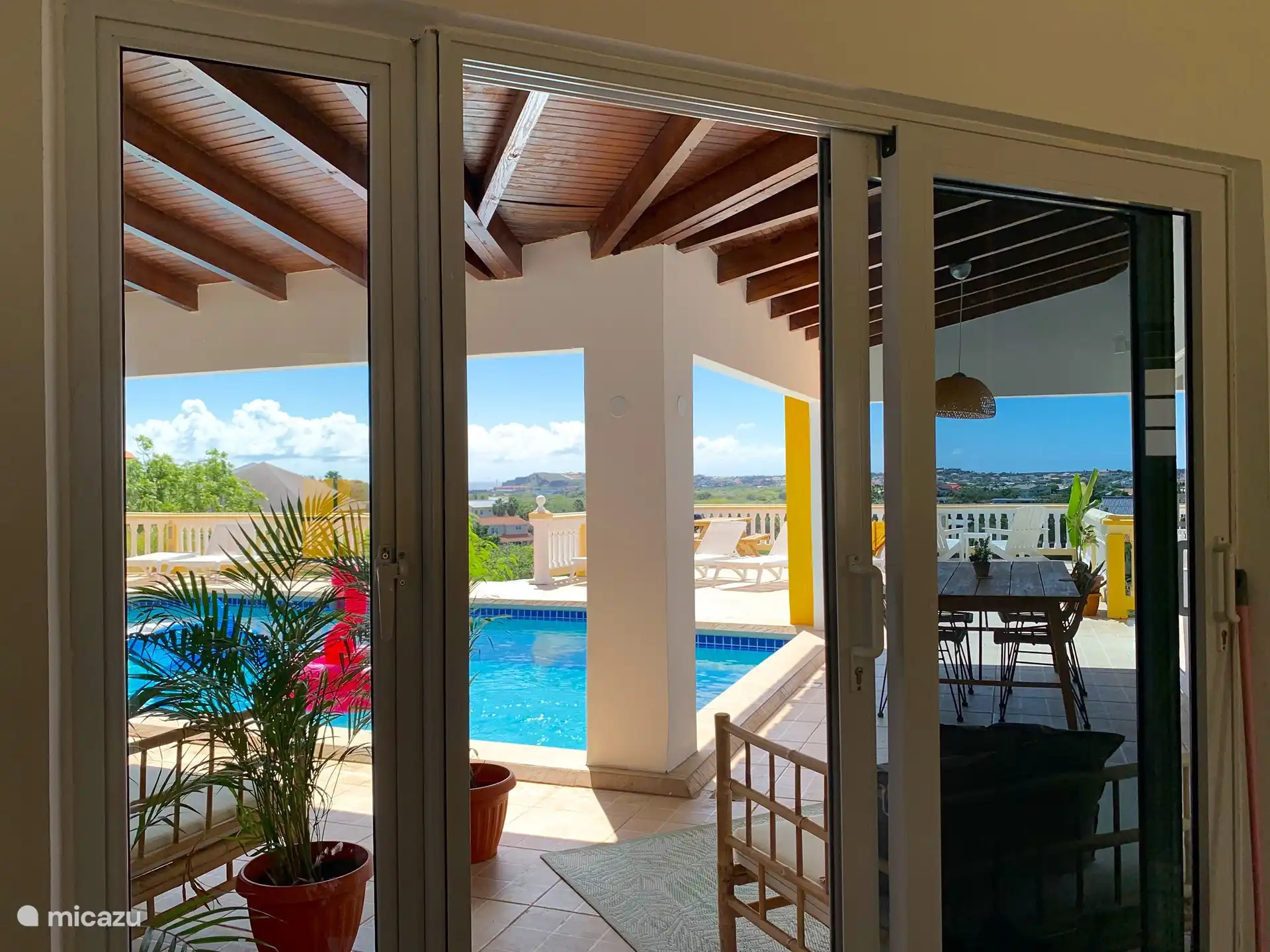 Die Außenterrasse der Wohnung.