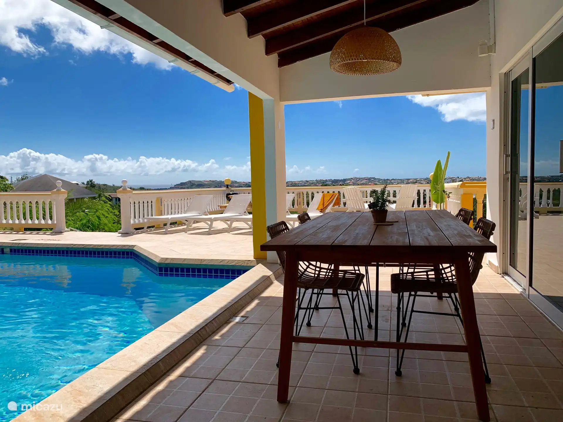 Die Außenterrasse der Wohnung.