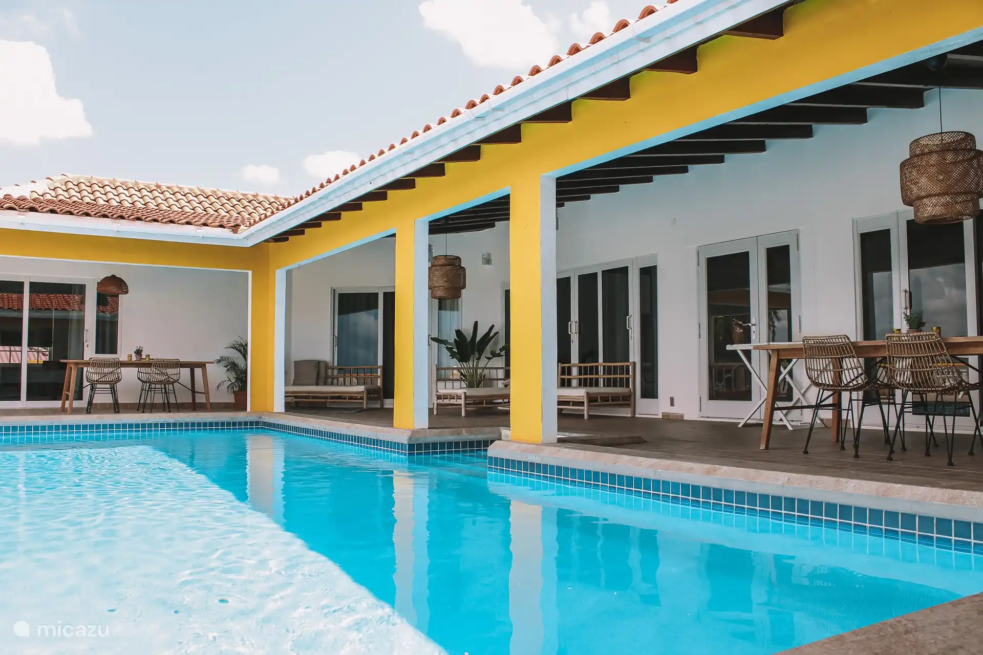 Der Swimmingpool (gemeinsam mit zwei anderen Wohnungen).