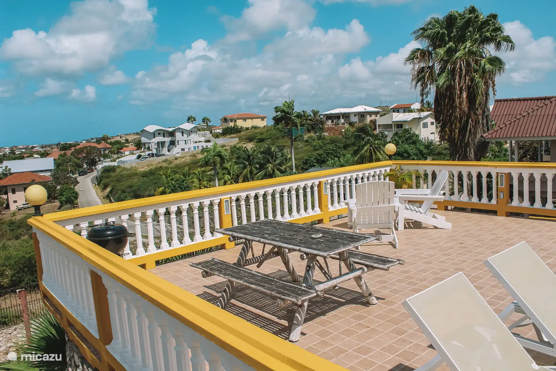 Die Gemeinschaftsterrasse mit Grill und verschiedenen Lounge-/Sitzbereichen.