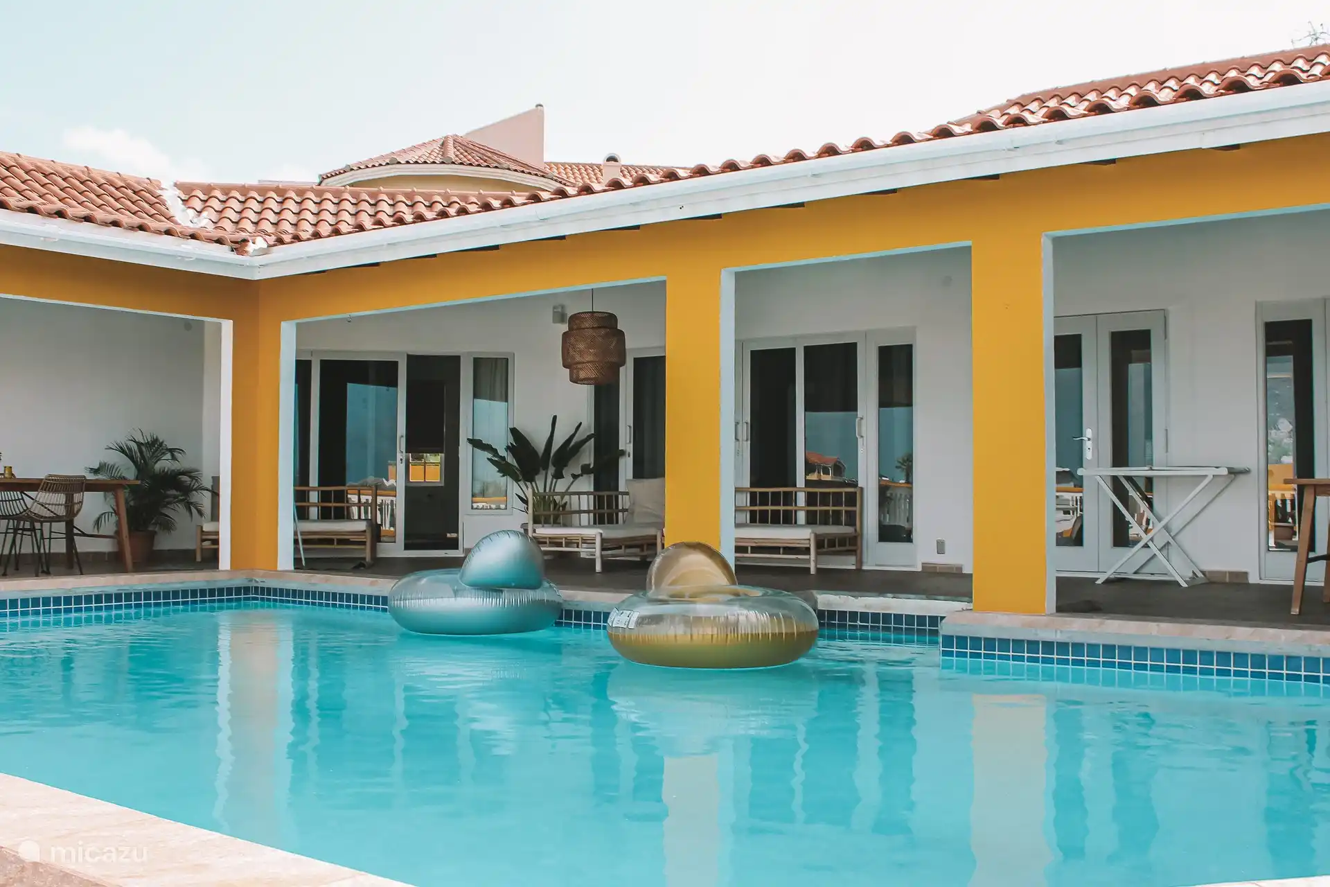 Der Swimmingpool (gemeinsam mit zwei anderen Wohnungen).