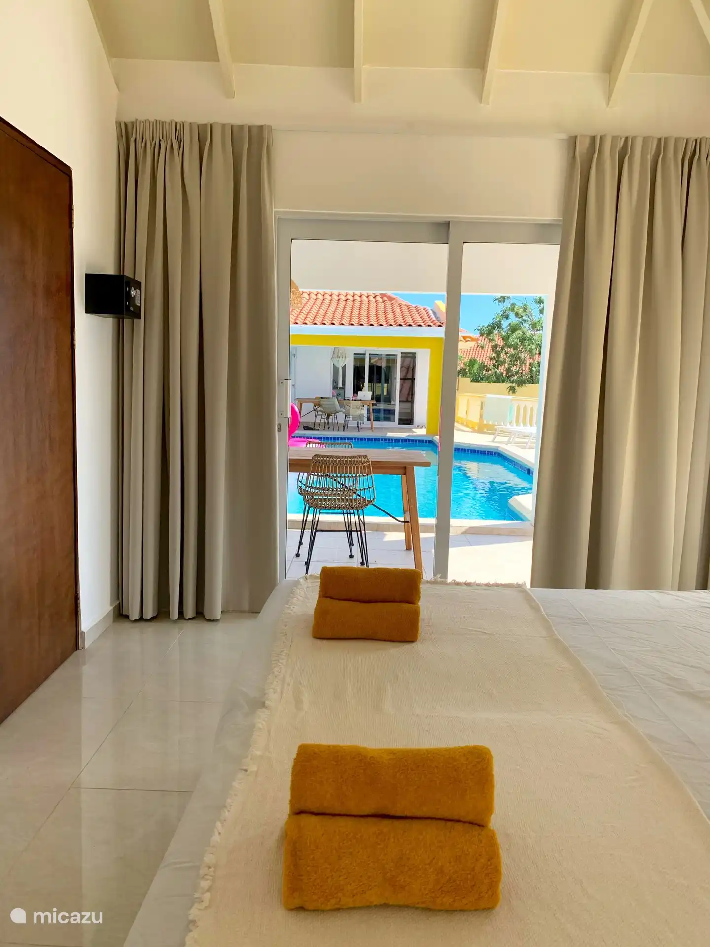 Das erste Schlafzimmer der Wohnung mit angrenzendem eigenem Bad.