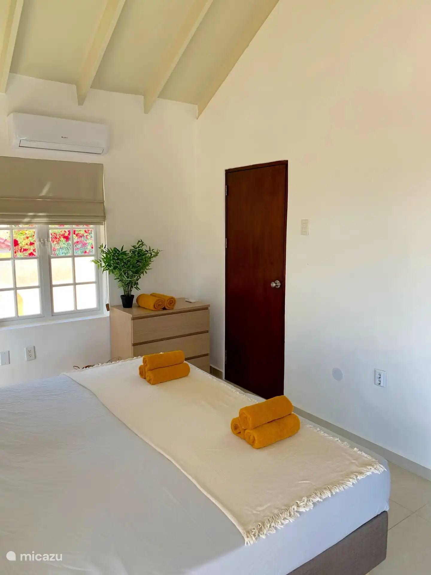 Das erste Schlafzimmer der Wohnung mit angrenzendem eigenem Bad.