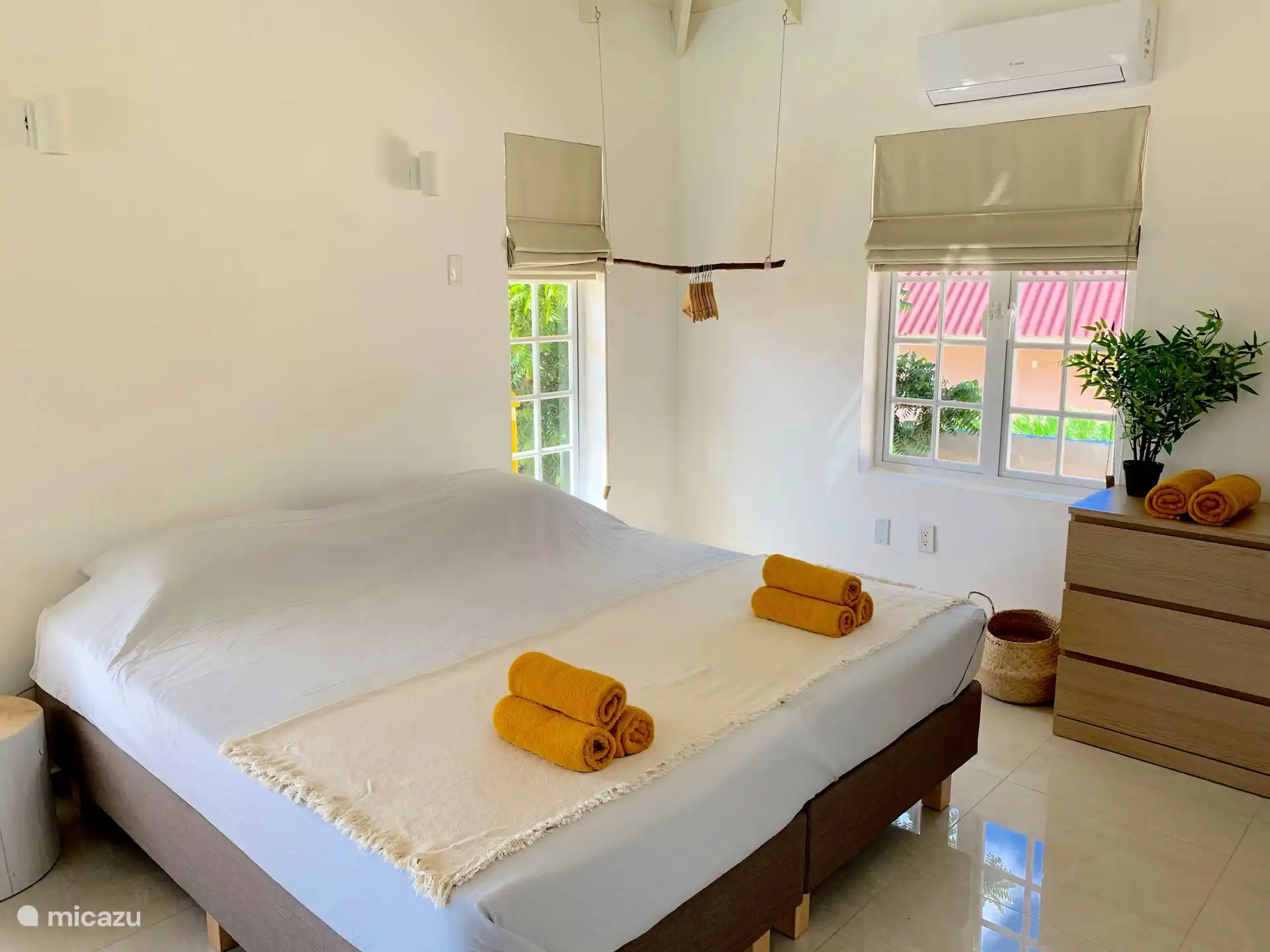 Das erste Schlafzimmer der Wohnung mit angrenzendem eigenem Bad.