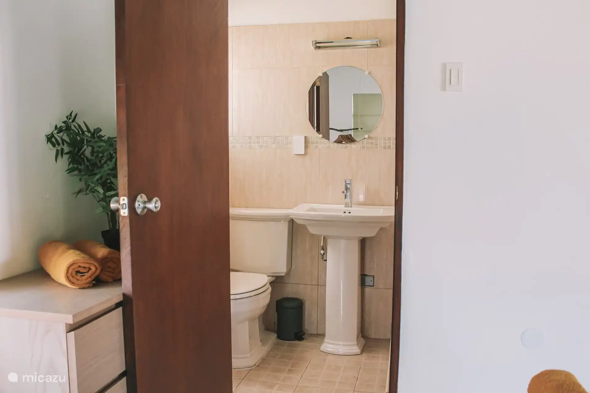 Das Badezimmer grenzt an das erste Schlafzimmer.