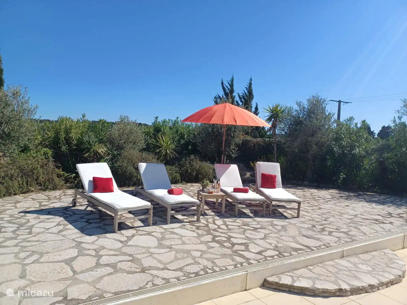 Sonnenliegen aus Teakholz