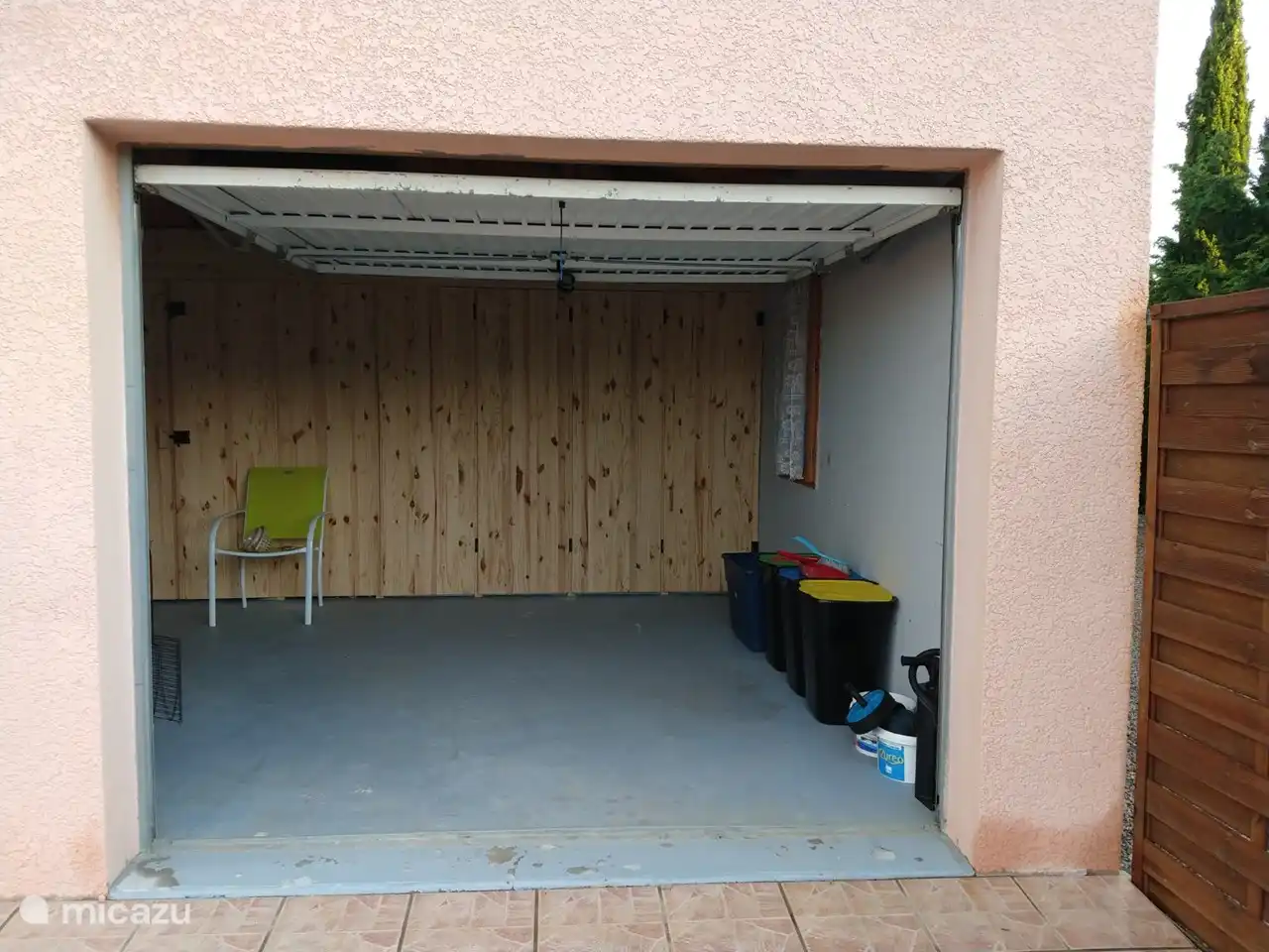 Geräumiger Abstellraum verfügbar. Kann am Tag der Ankunft nach Absprache als Umschlagplatz dienen.