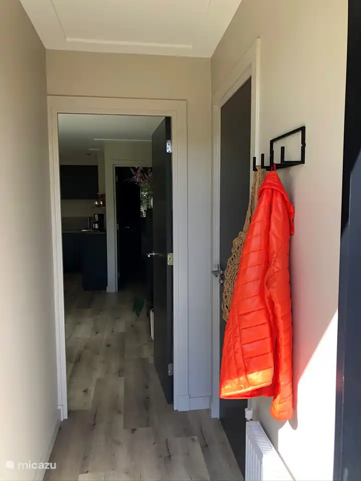 Flur mit angrenzendem Badezimmer.