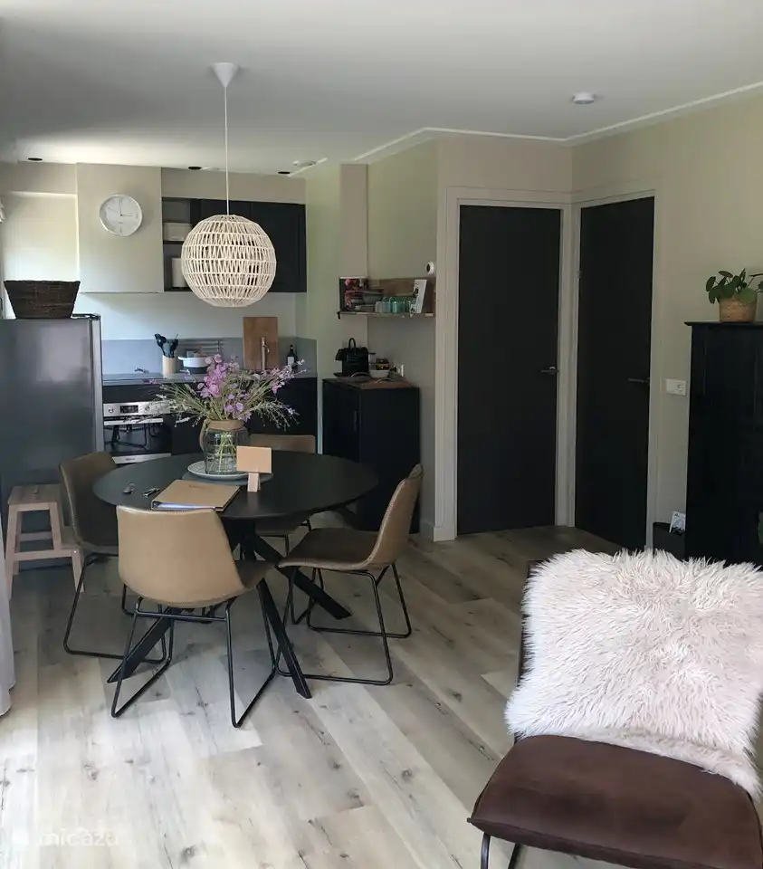 Küche und der gemütliche runde Esstisch.