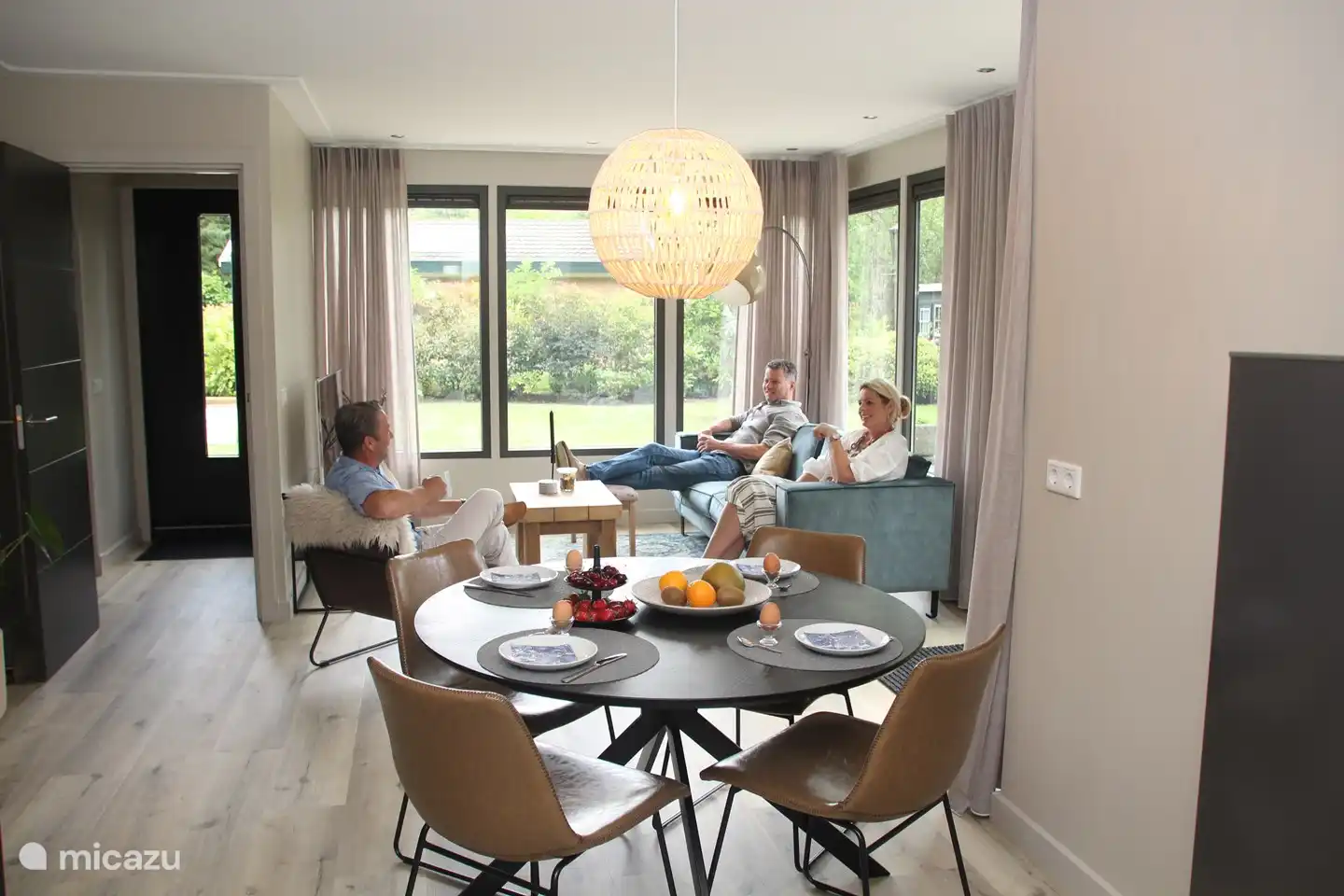 Von der Küche ist das Wohnzimmer.