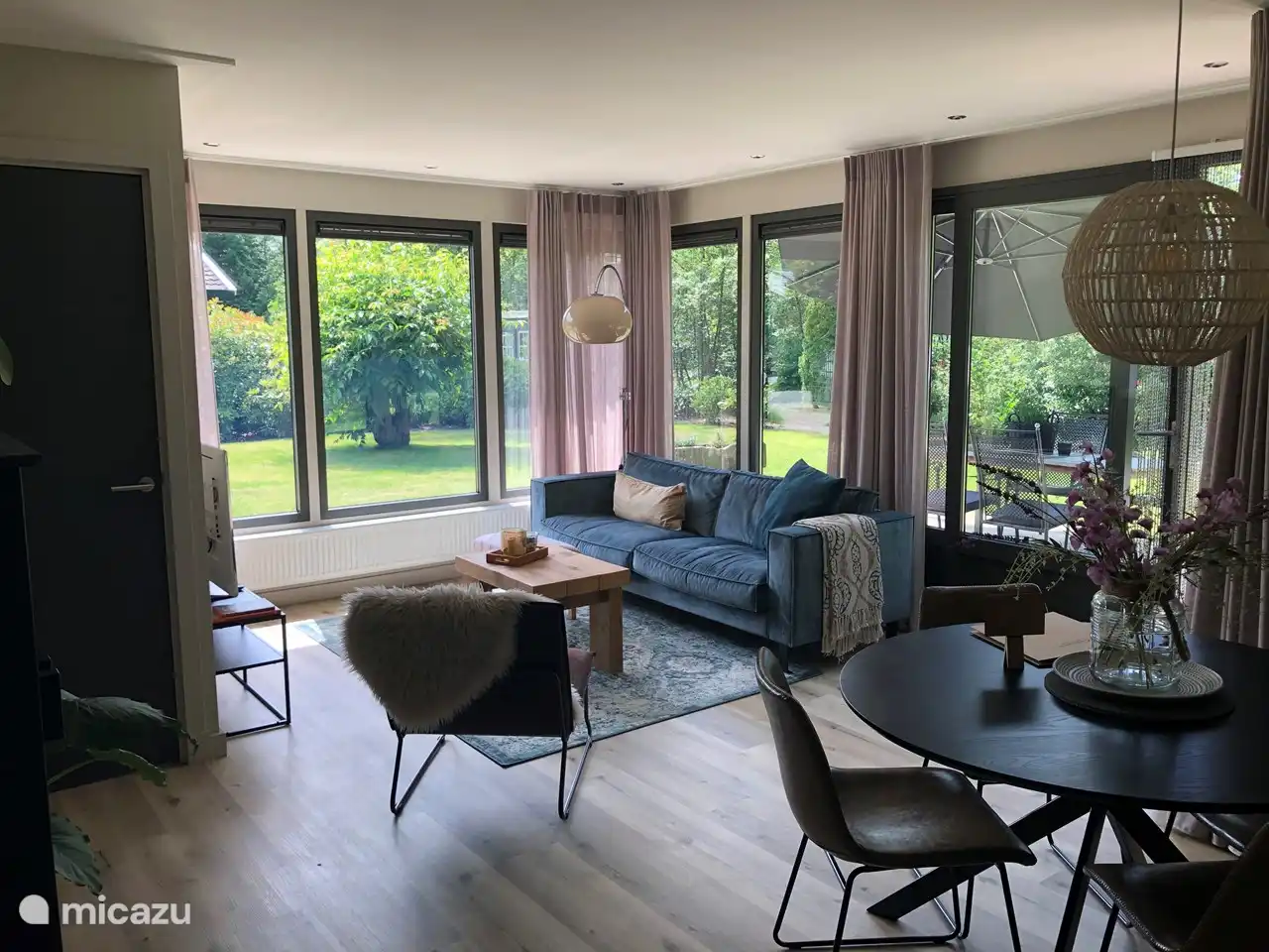 Blick auf Esszimmer und Wohnzimmer