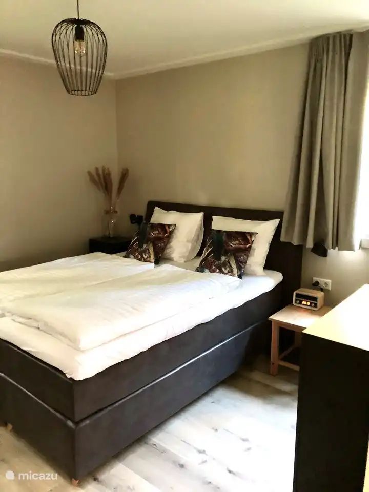 Das Hauptschlafzimmer mit einem 2-Personen-Boxspring (160 x 200) ...