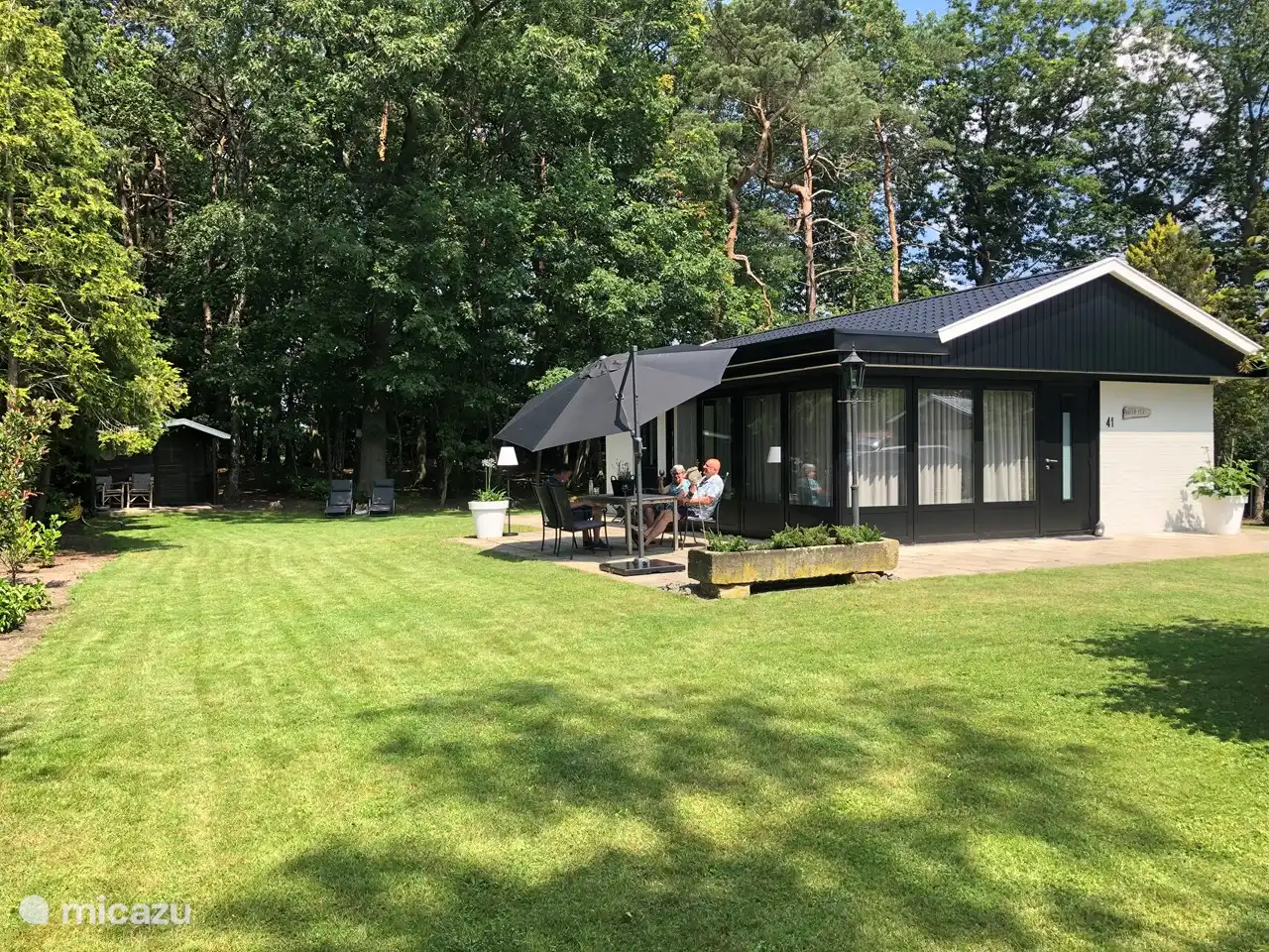 Unsere Gäste genießen den großen, geschützten Privatgarten und den angrenzenden Wald (1700m2)