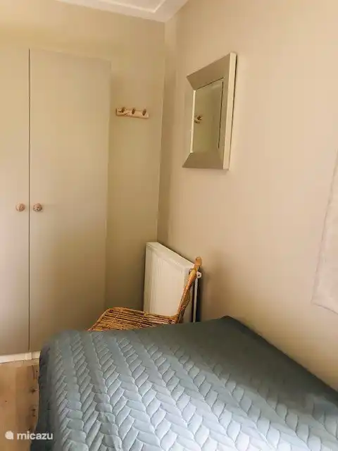 Doppelschrank mit Aufhängen / Bein / Schublade