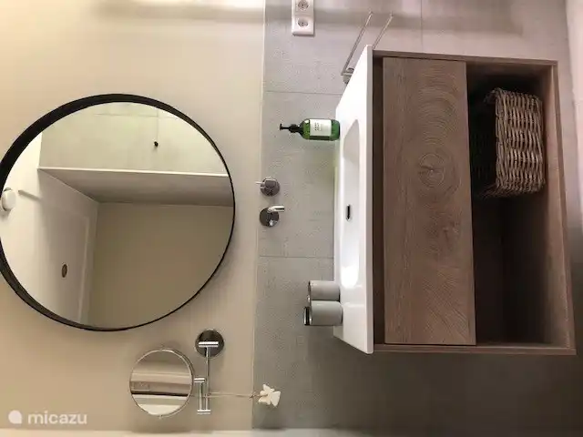 ... geräumiges Waschbecken...