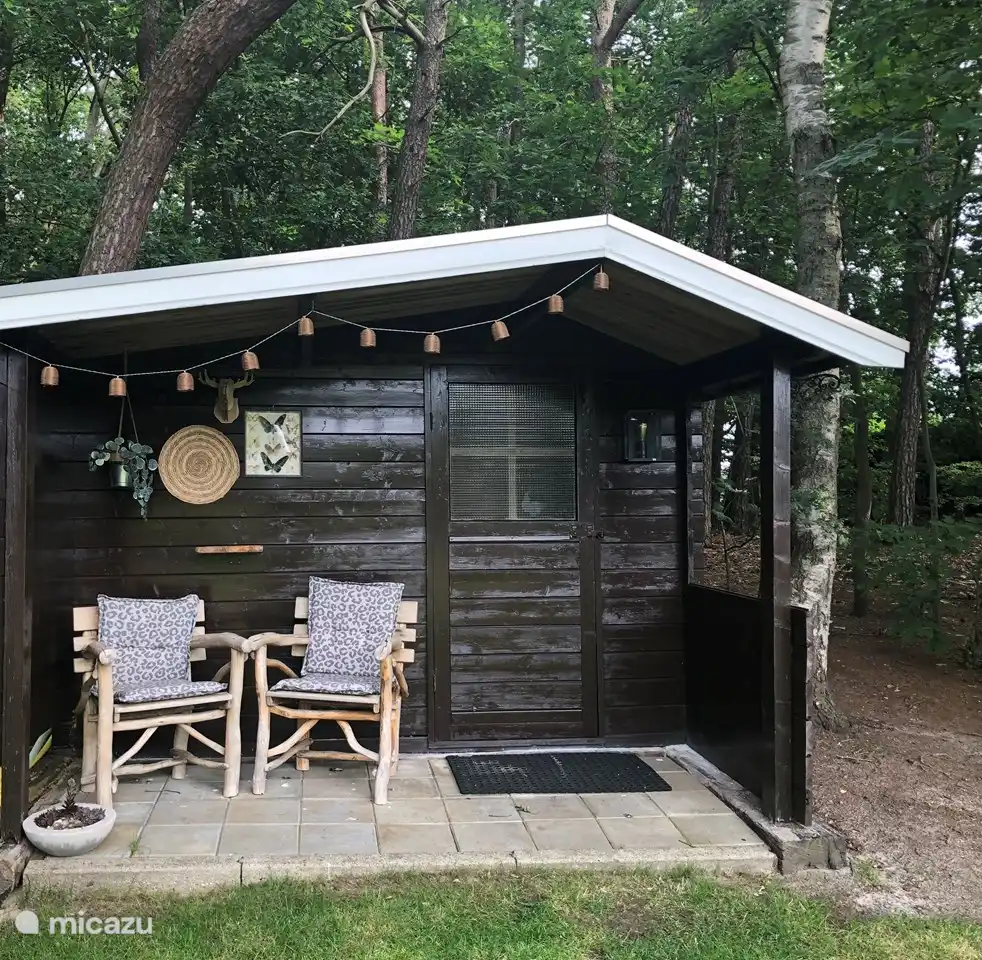 Gartenhaus mit kleinem Baldachin und auch Möglichkeit zur Aufbewahrung von Fahrrädern (hinter Schloss und Schlüssel) Auch Möglichkeit zum Laden von Batterien