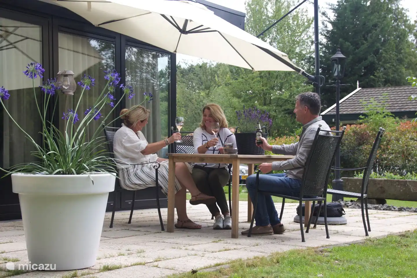 Schöne geräumige Terrasse mit Tisch und 4 Stühlen und großem Sonnenschirm. (Heute ein neuer schwarzer Sonnenschirm)