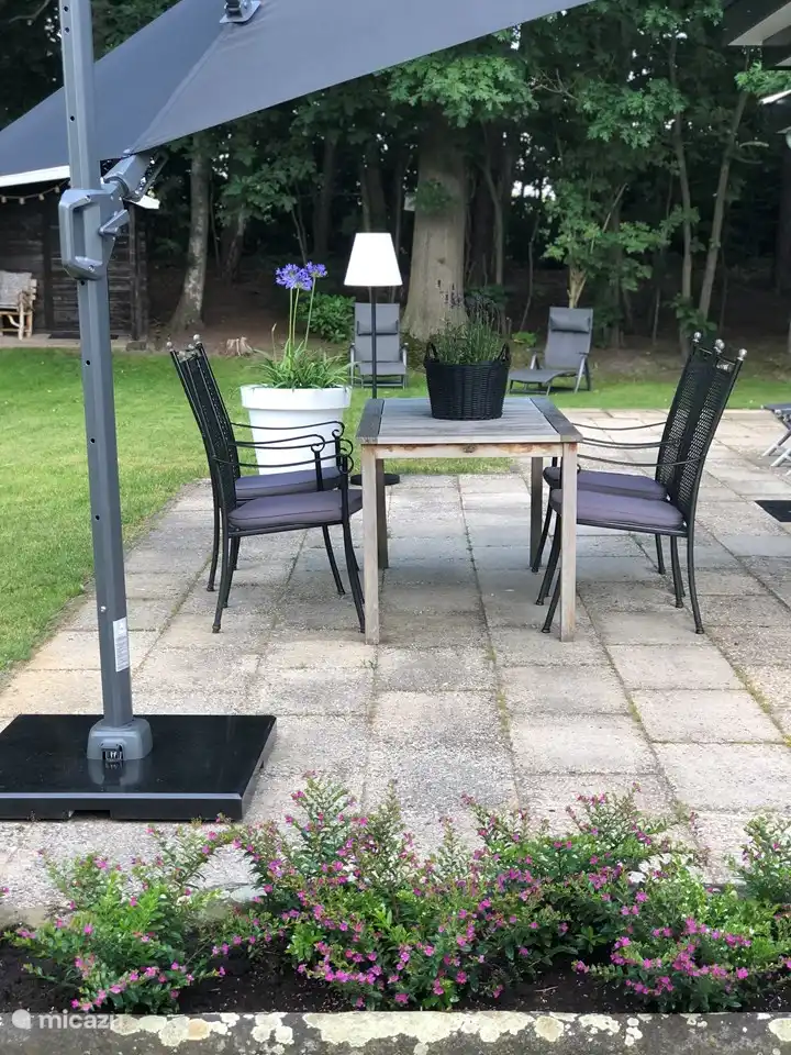 Geräumige Terrasse mit großem Luxus-Sonnenschirm