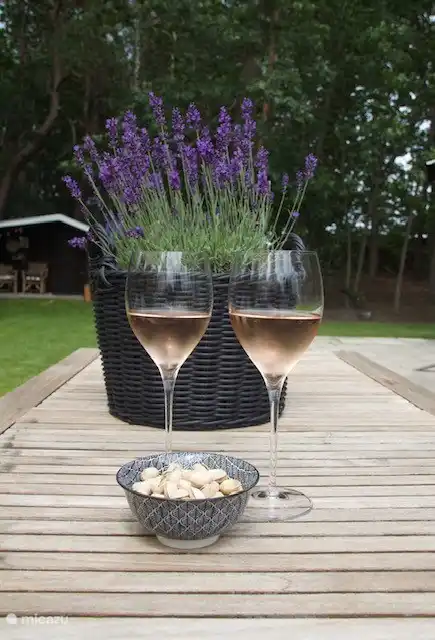 …genießen Sie einen Drink auf der Terrasse