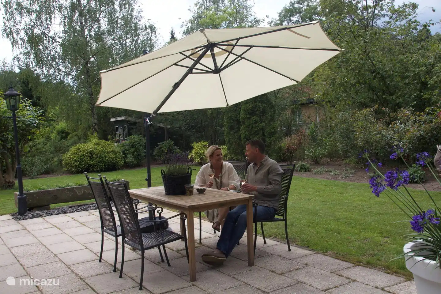 Heute haben wir einen größeren schwarzen Sonnenschirm.