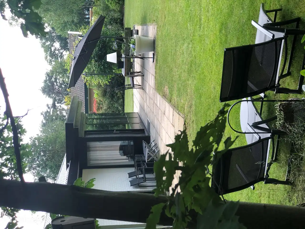 Ein Blick in den Garten aus dem Wald