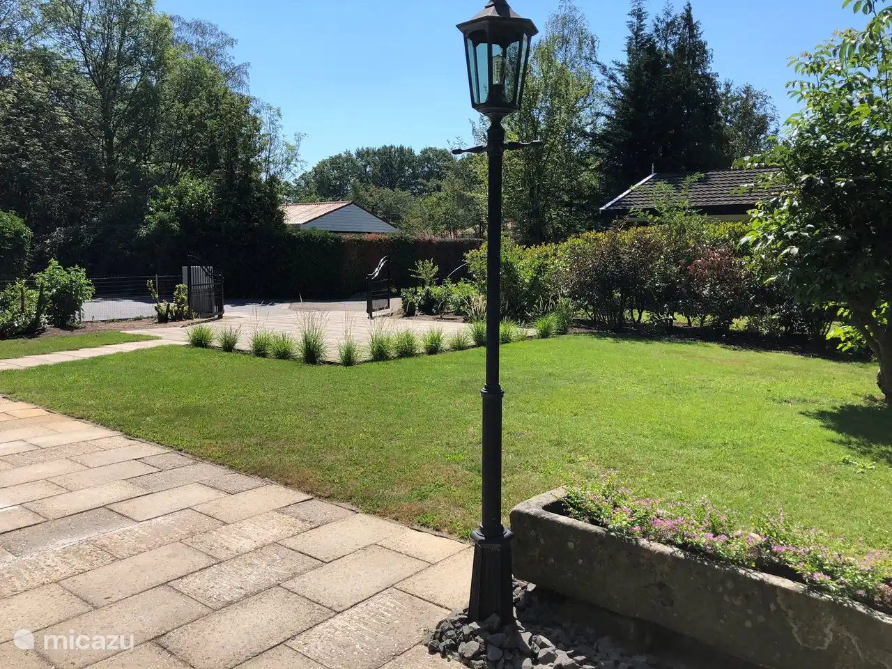 Ausreichend Parkplatz für 2 Autos hinter dem Zaun.