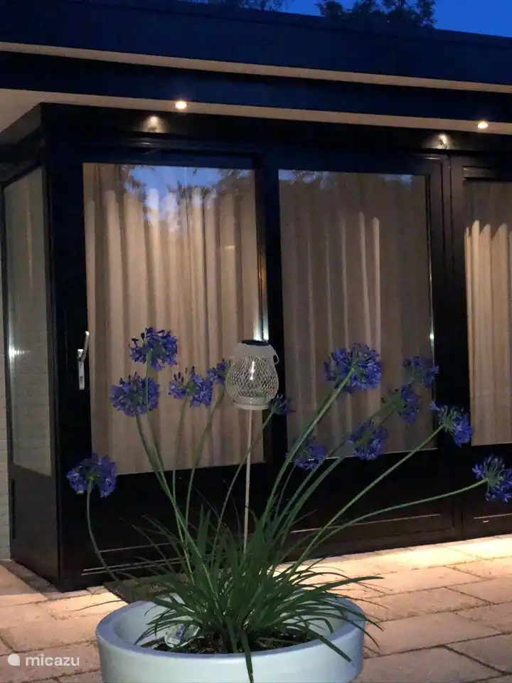 Auch Strahler als Außenbeleuchtung des Bungalows