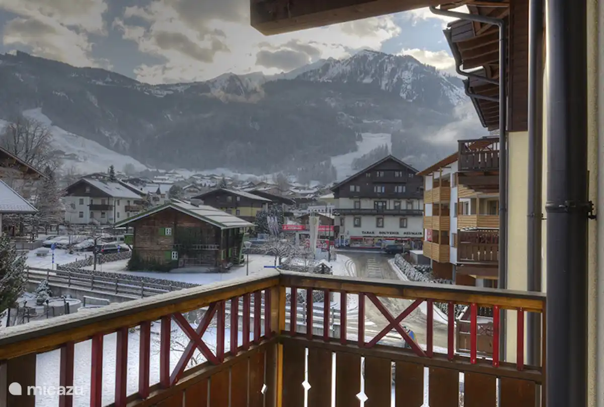 Genießen Sie die Aussicht auf den Balkon.